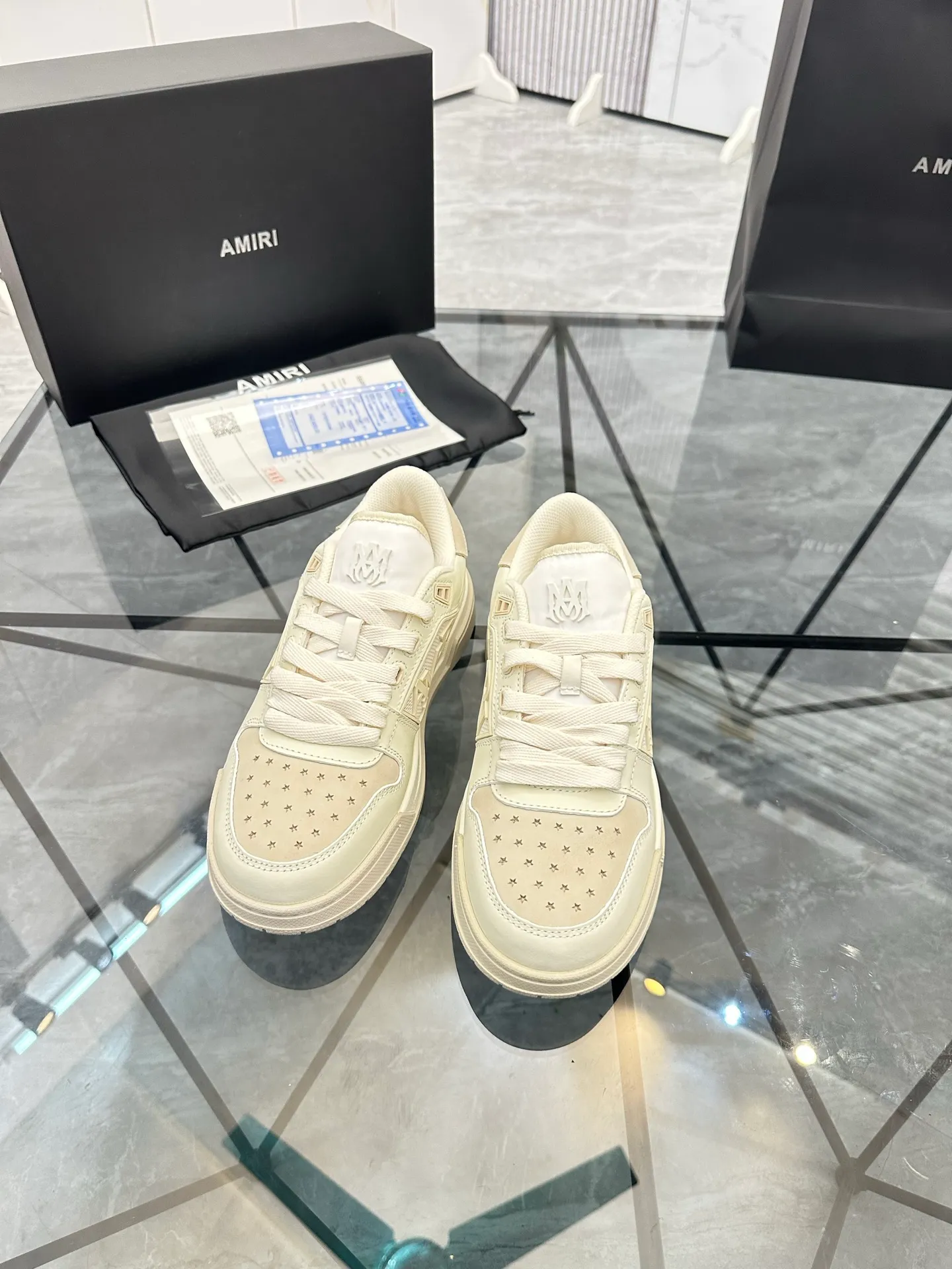 Men's shoes: 💰P660¥ Guangzhou top quality Product trademark: AMIRI* "Amir*" low-top casual shoes Regular size: 39-44 (can be customized to 45) Product material: upper imported first-layer cowhide stitching original material, breathable lining, original outsole. Number: 525